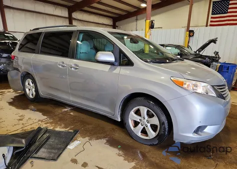 2015 Toyota Sienna Le 8-Passenger z USA, uszkodzony, nr VIN 5TDKK3DC8FS577289